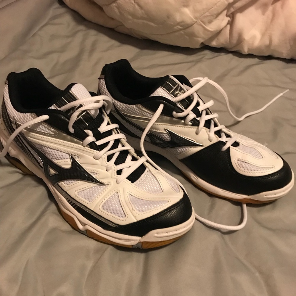 NWOT Mizuno Volleyball Shoes